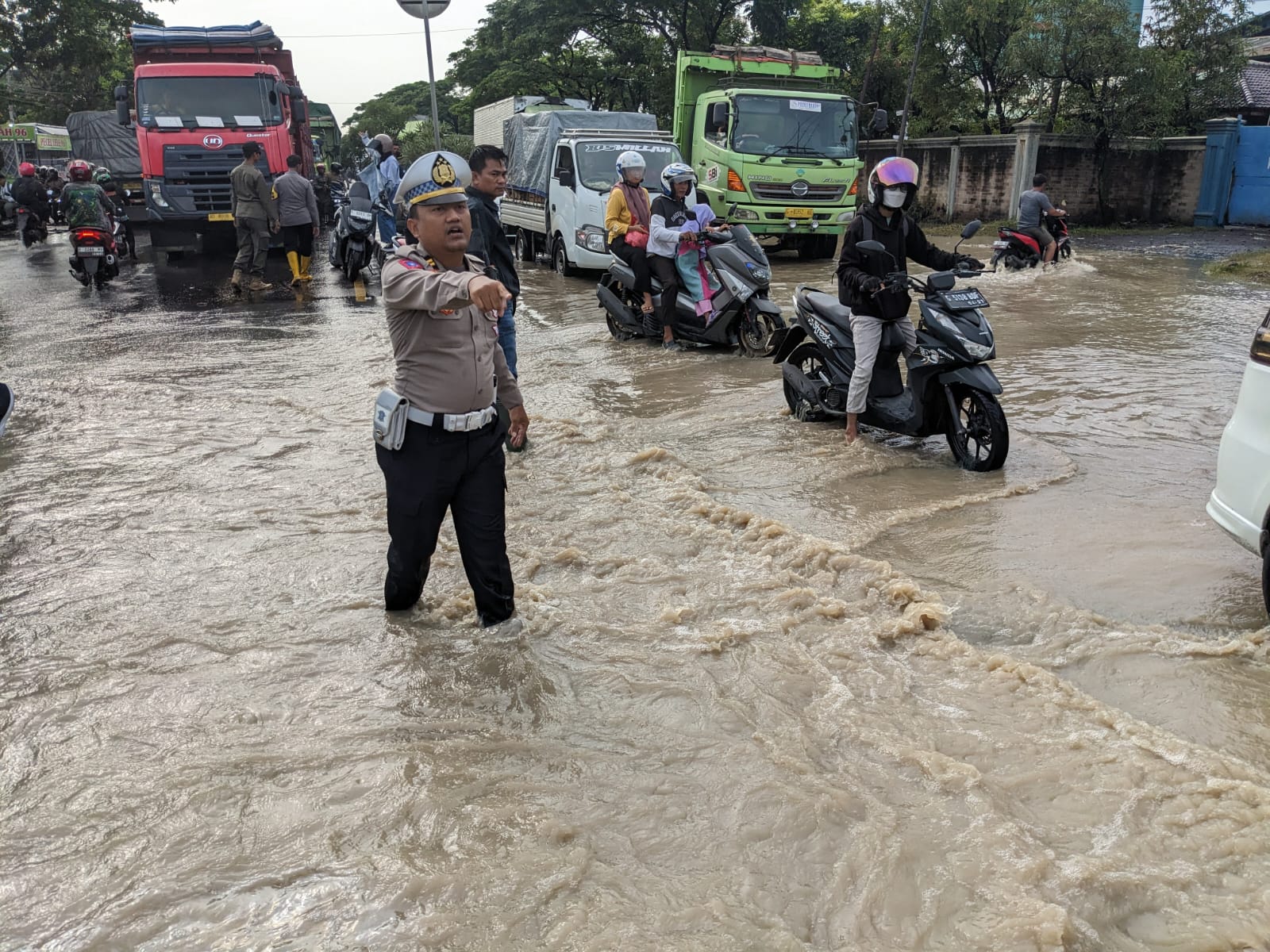 Polresta Cirebon Sebar Personel, Bantu Warga Terdampak Banjir di Kabupaten Cirebon