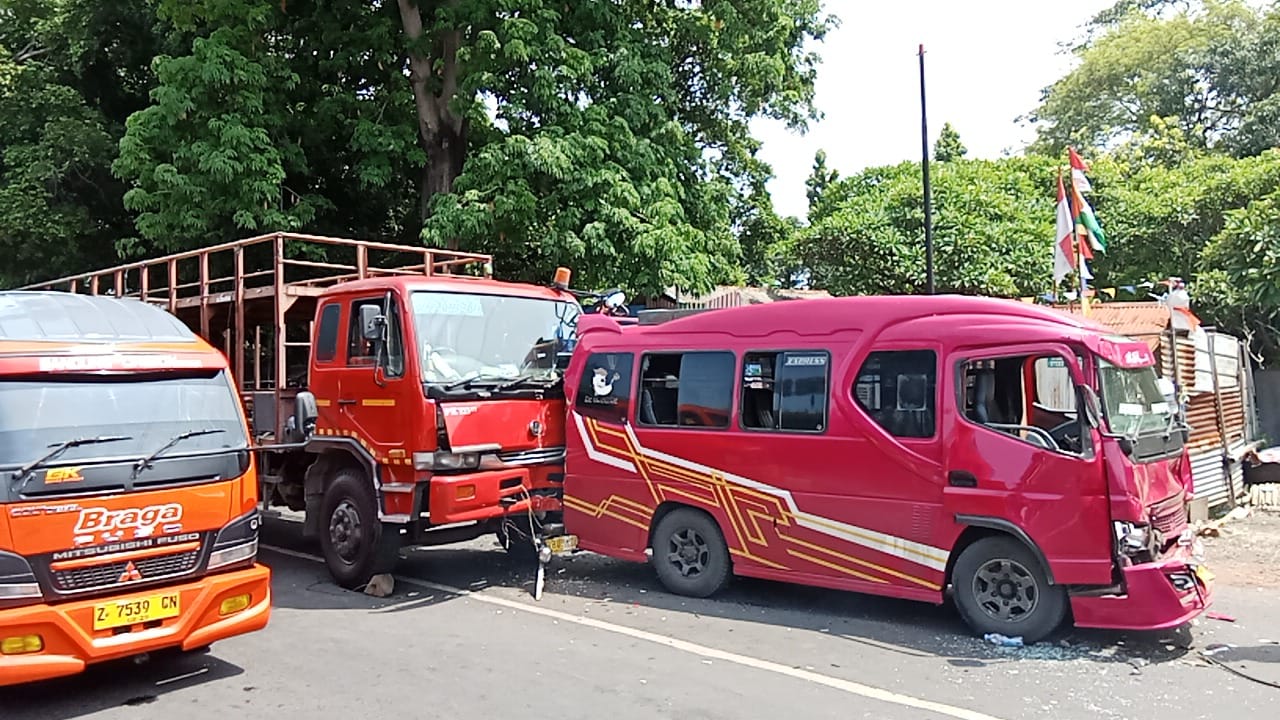 Bus, Truk dan Elf Terlibat Tabrakan Beruntun di Lampu Merah Kanggraksan Cirebon