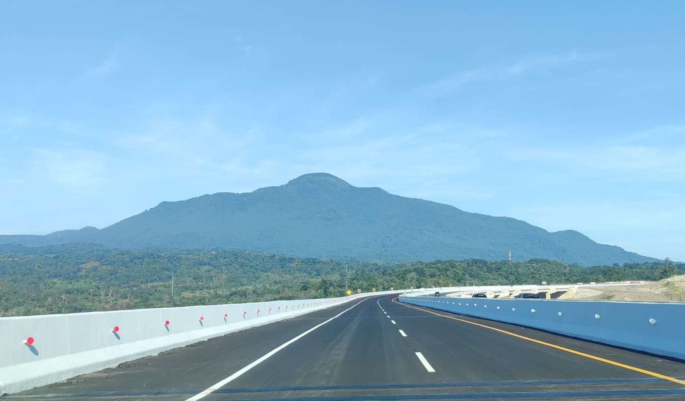 PEMANDANGAN EPIK! Saat Gunung Ciremai dan Gunung Tampomas Berhadapan di Tol Cisumdawu