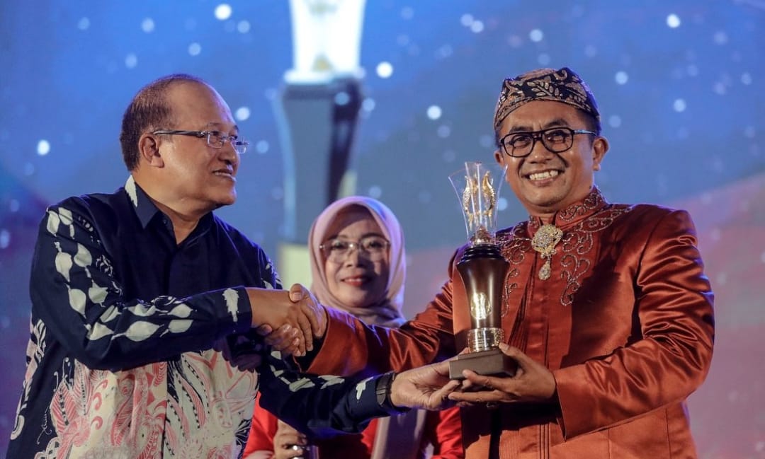 Toto Warsito, Kepala SMAN 1 Bantarujeg Majalengka Juara 1 PNS Inspiratif Tingkat Jawa Barat