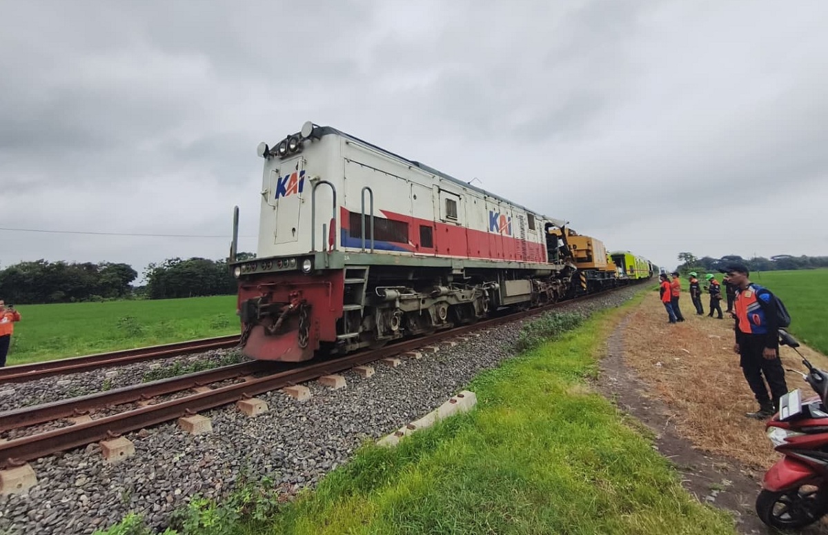 Evakuasi Lokomotif KA Menoreh Selesai, Jalur KA Cirebon-Semarang Sudah Normal