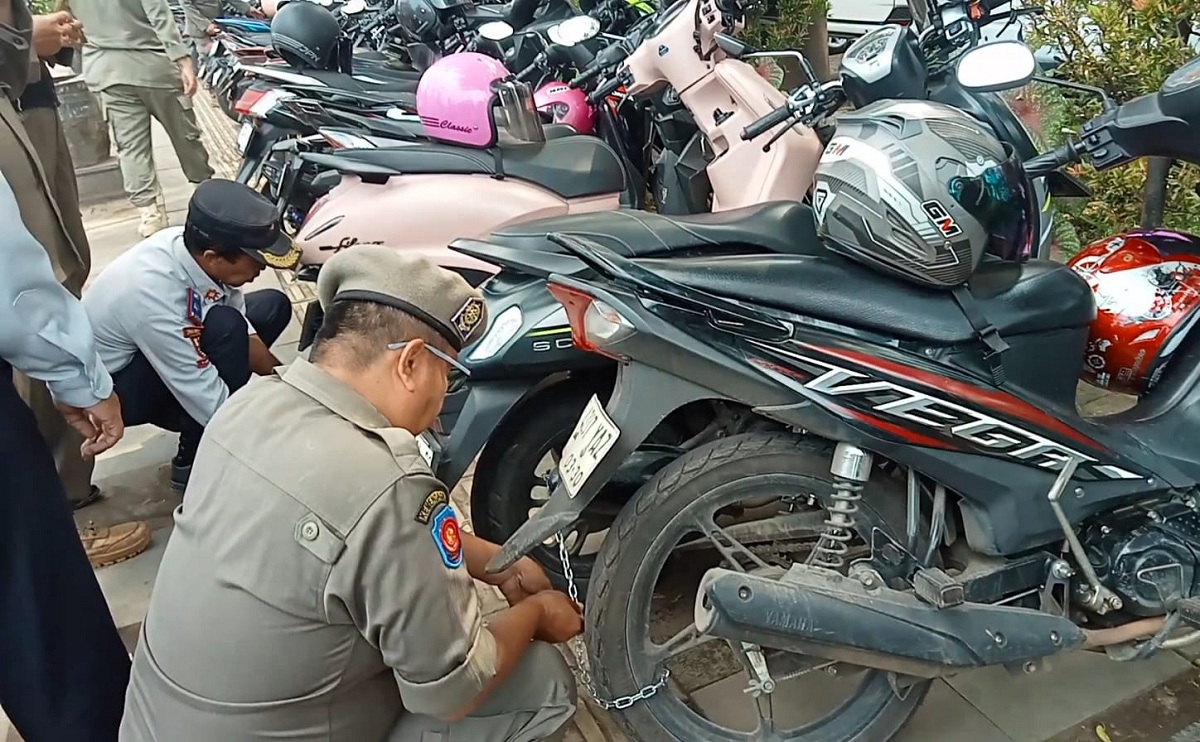 Parkir Liar di Depan CSB Cirebon Ditertibkan, Puluhan Motor Dirantai Satpol PP