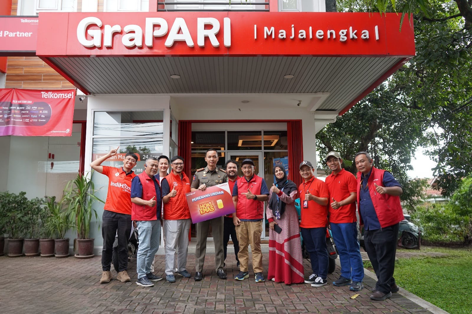 Pelanggan IndiHome di Majalengka Menangkan Undian Hoki Emas Telkomsel dan Bank BJB