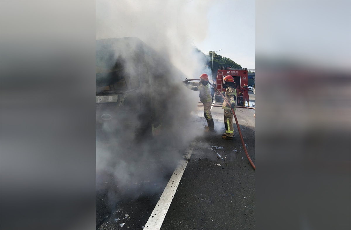Mobil Kebakaran di Tol Cipularang Ternyata Mobil KONI Kota Bekasi, Belasan Guru Dievakuasi