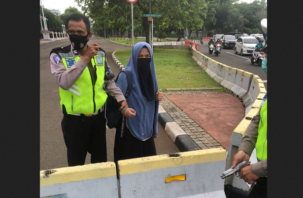 Kronologi Wanita Bercadar Bawa Senjata Api Menerobos Istana Negara