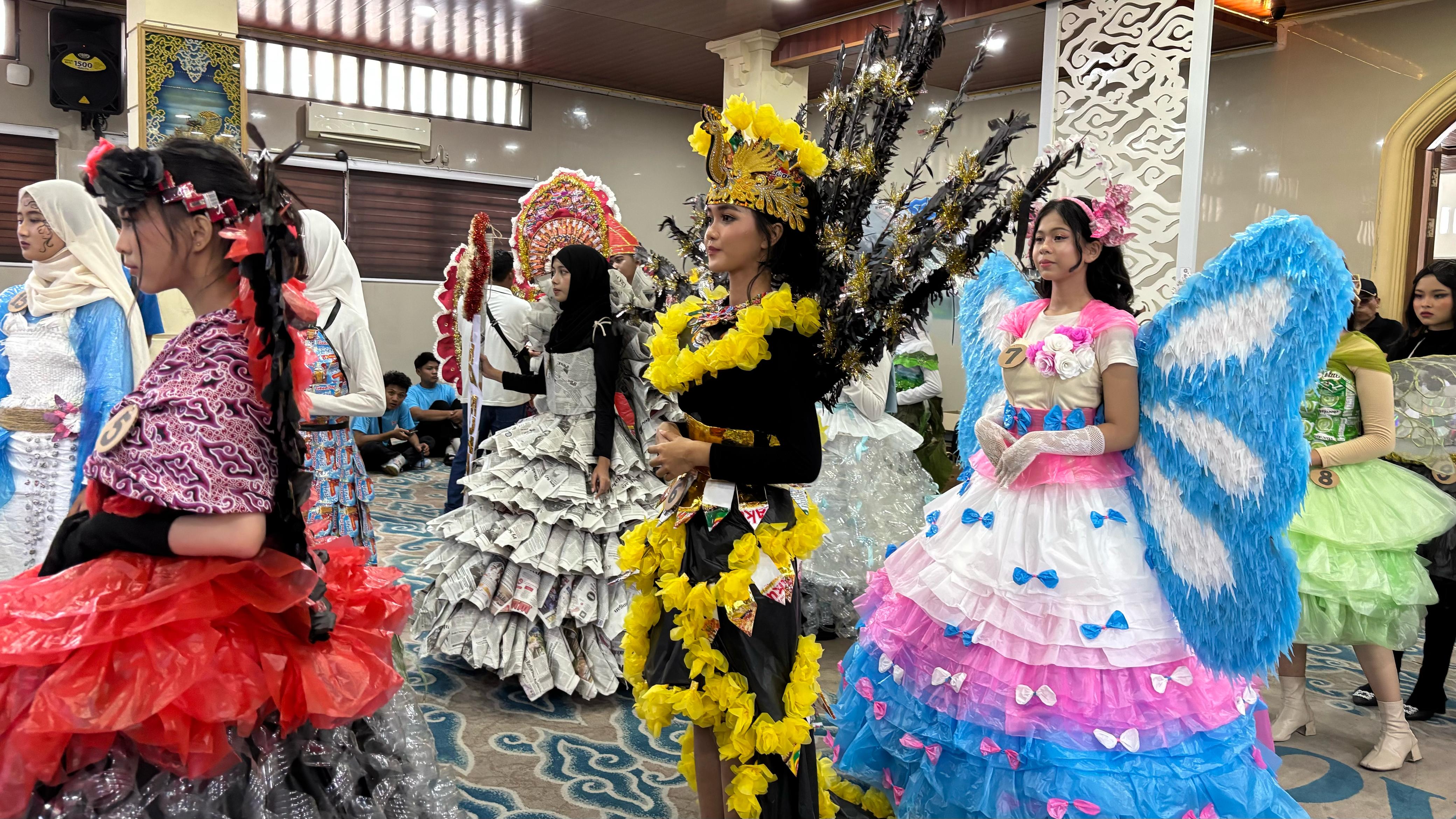 Parade Busana dari Limbah Sambut Hari Bumi