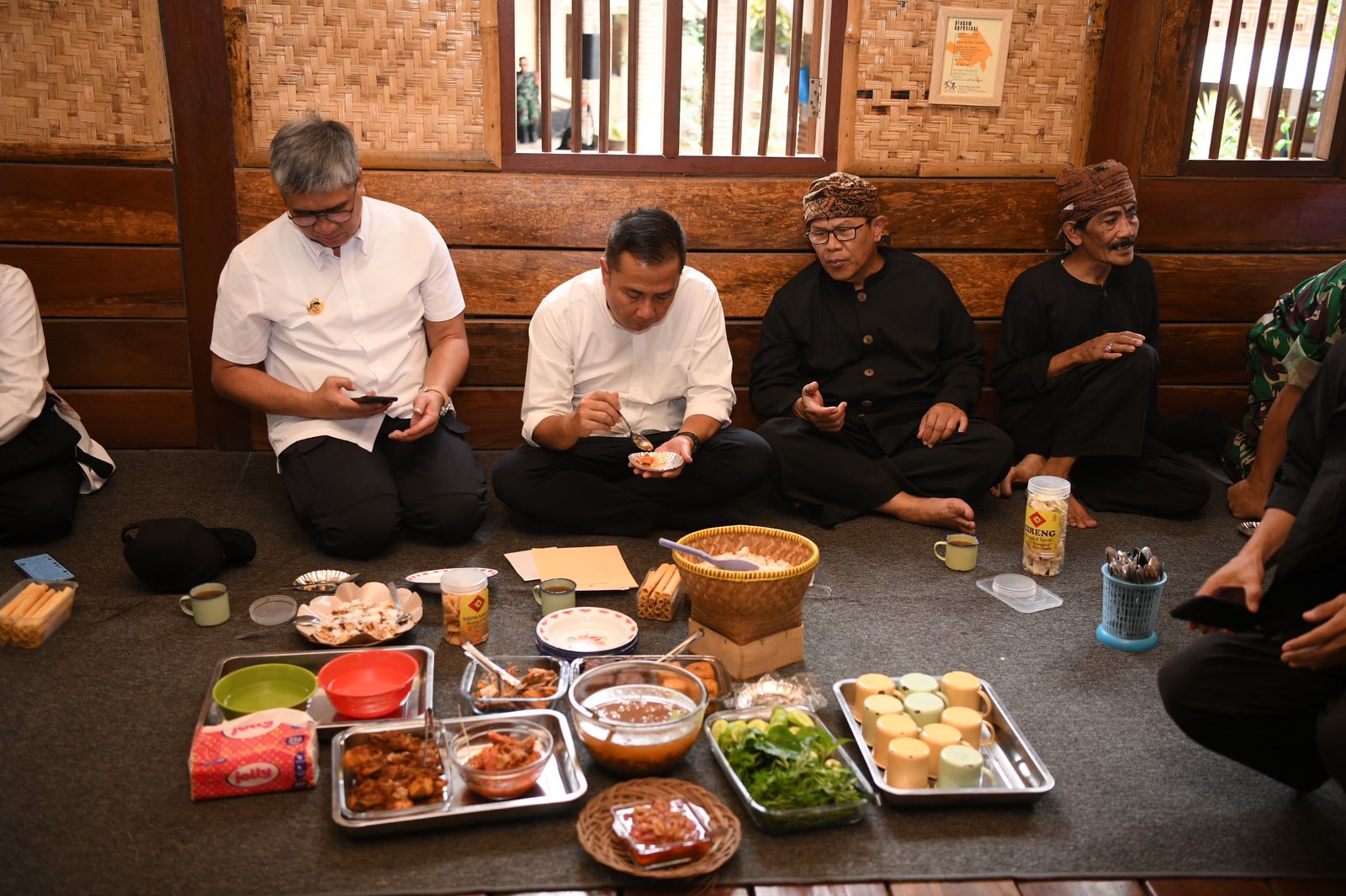 Kunjungi Kampung Adat Cireundeu Cimahi, Bey Machmudin: Tradisi Makan Singkong Perkuat Ketahanan Pangan