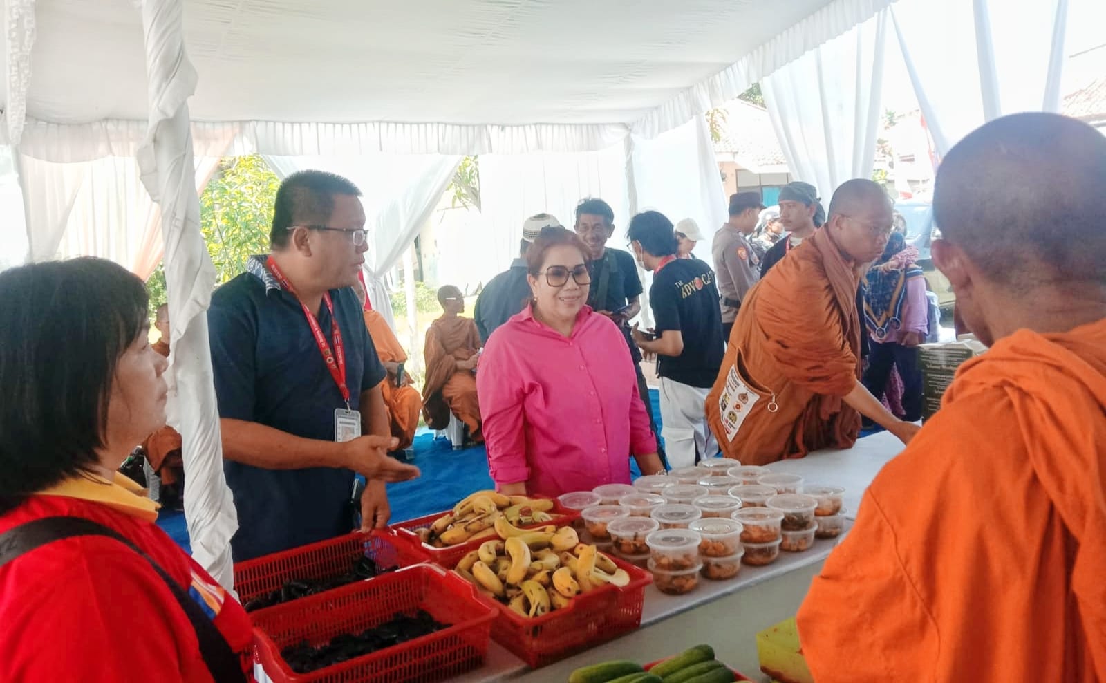Warga Indramayu Sediakan Tempat dan Mamin 32 Biksu yang Lakukan Perjalan Spiritual Menuju Borobudur