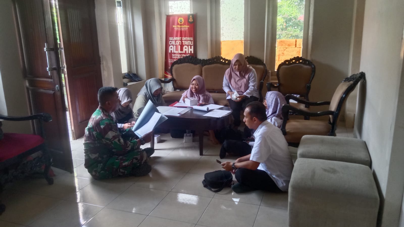 Babinsa Pekiringan-Dinas Kominfo Kota Cirebon dalam Penyuluhan Digital Parenting di RW 06 Suradinaya Utara