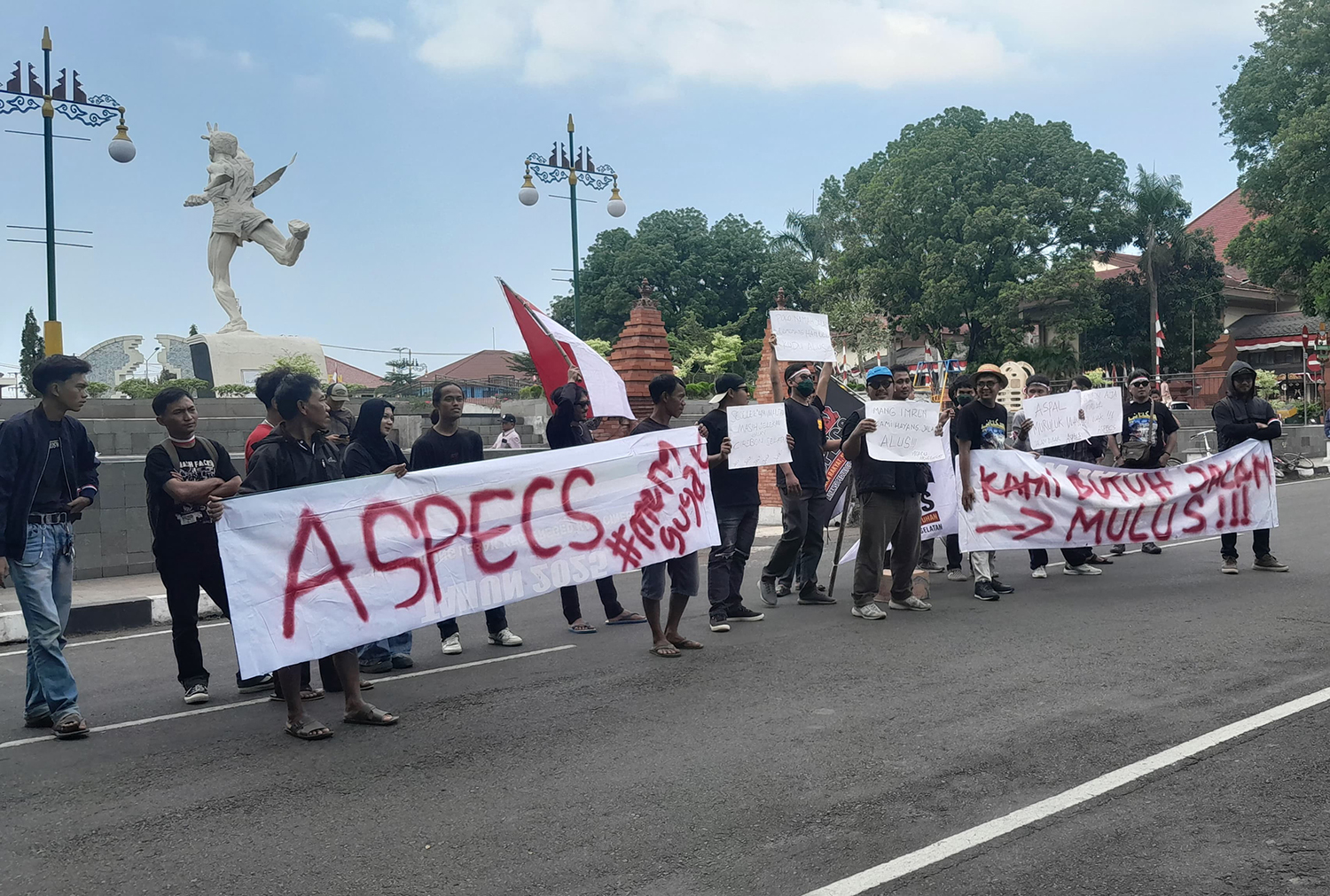 Timur Belum Beres, Warga Cirebon Selatan Tagih Janji Perbaikan Jalan