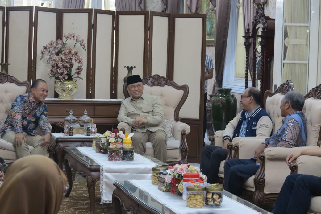 Usai Ziarah dan Takjiyah, Menhub Dudy Purawagandhi Mampir di Pendopo Kuningan, Inilah yang Dibahas