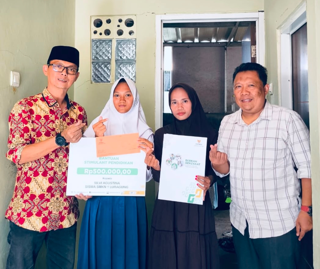 Haru! Siswi SMKN 1 Luragung Ini Masih Pakai Seragam SMP karena Keterbatasan Ekonomi