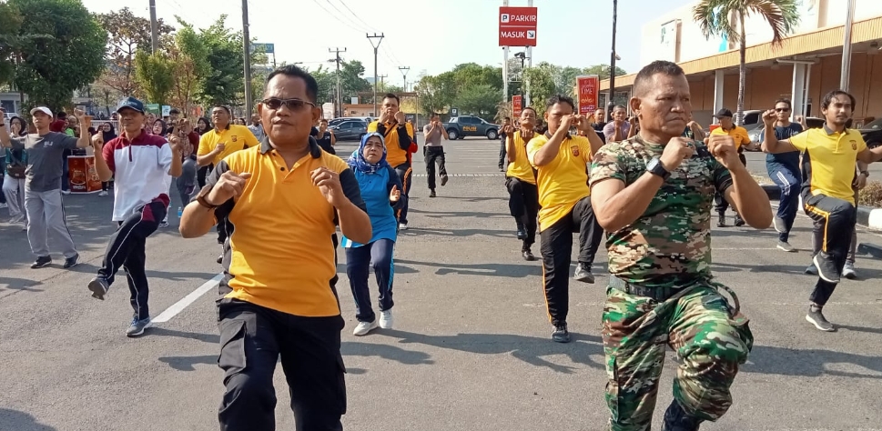 Tingkatkan Soliditas TNI-POLRI, Polsek Kesambi Gelar SKJ Guna Ramaikan HUT ke-78 TNI 