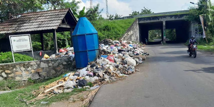 6 Bulan Tidak Diangkut, Tumpukan Sampah di Setupatok Cirebon Mengganggu Aktivitas Warga