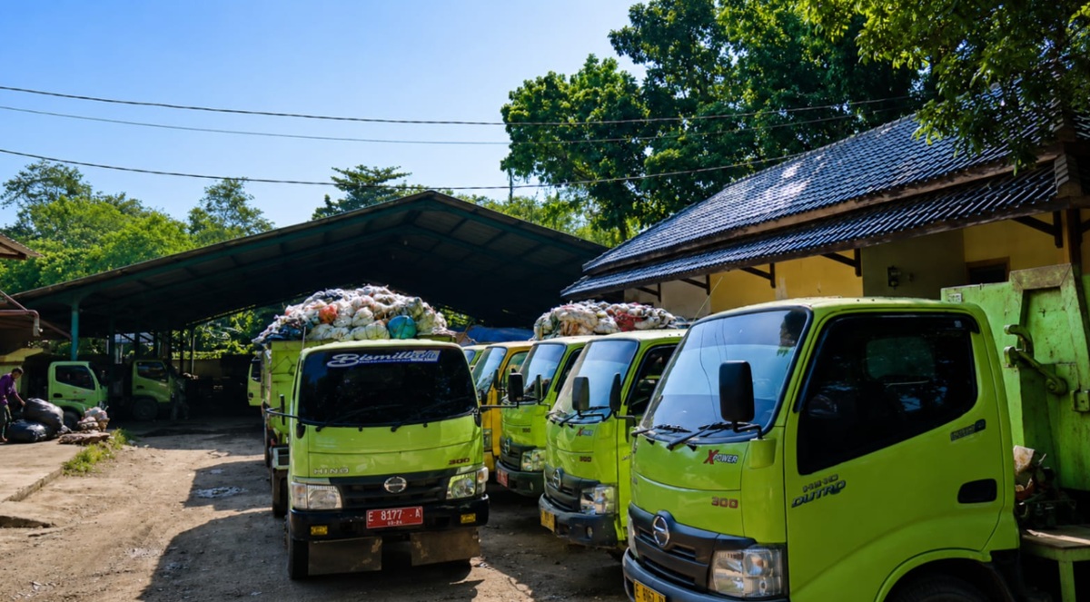 Armada Truk Sampah Mogok Kehabisan Solar, Netizen: Buang Aja di Pendopo Bupati!