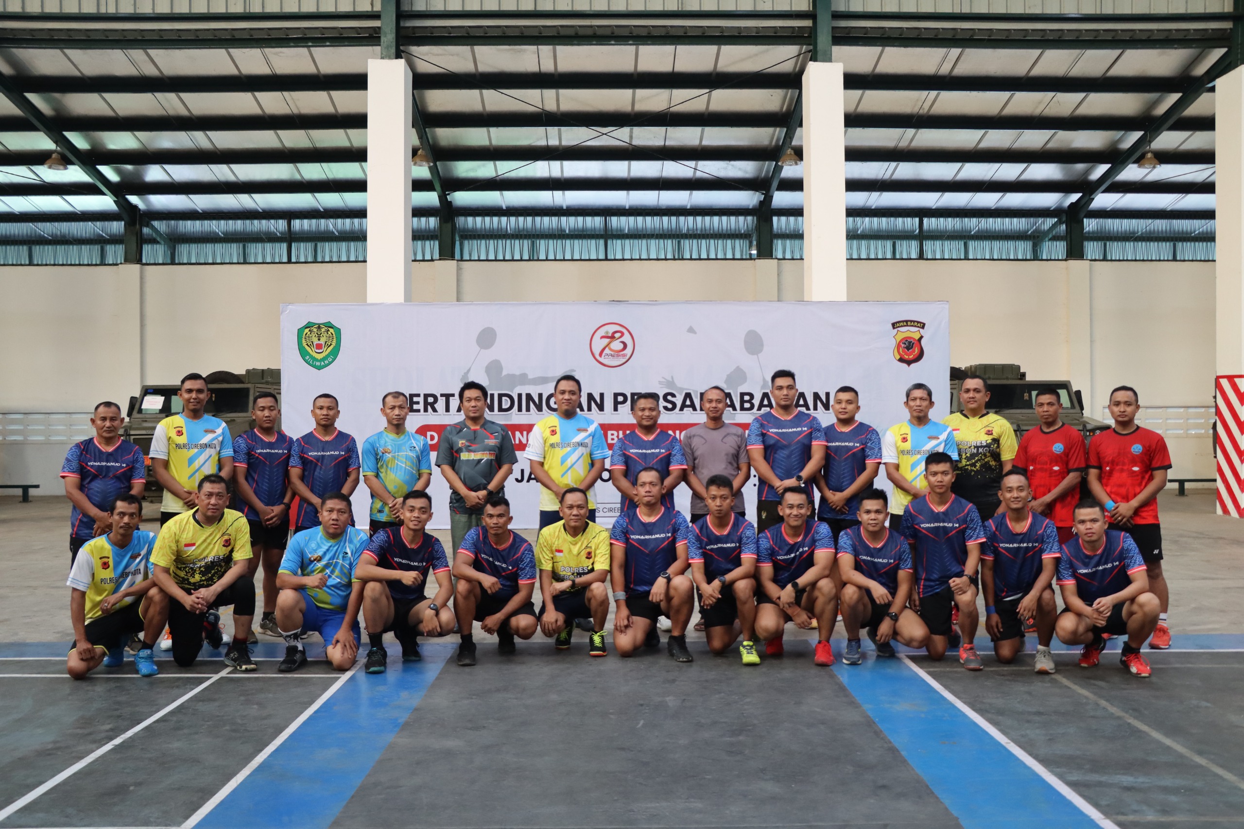 Momen HUT Bhayangkara ke-78, Polres Cirebon Kota dan Batalyon Arhanud 14/PWY Gelar Pertandingan Badminton