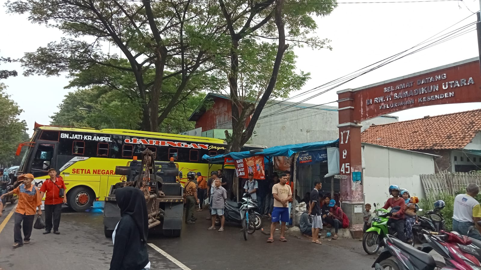 BREAKING NEWS: Bus Kecelakaan Tabrak Motor di Samadikun Cirebon, Ada Korban Tewas