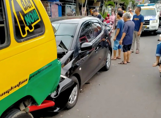 Kecalakaan Beruntun di Jalan Siliwangi Kuningan, Brio Tabrak Angkot