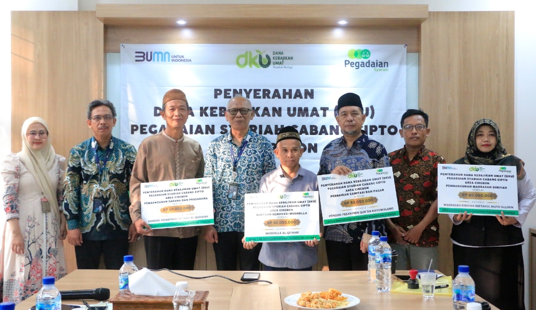 Pegadaian Syariah Cirebon Salurkan Dana Kebajikan Umat