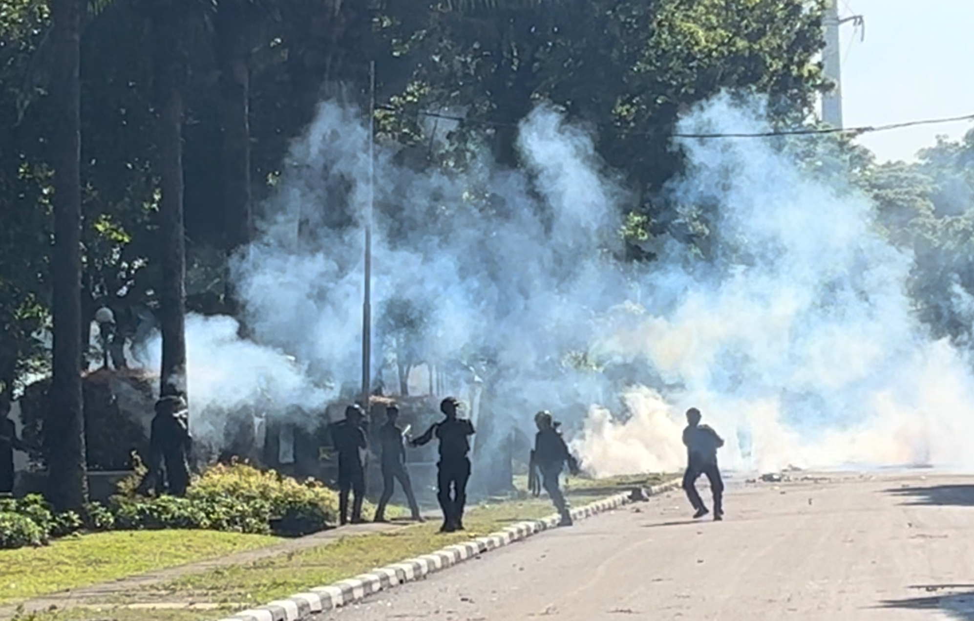 UPDATE! Gas Air Mata Halau Massa yang Demo di Mako Brimob Kwitang