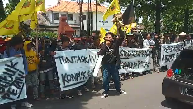 Demo Mahasiswa dan Petani Indramayu di Kantor PG Rajawali Cirebon, Ada Sumpah yang Diucapkan