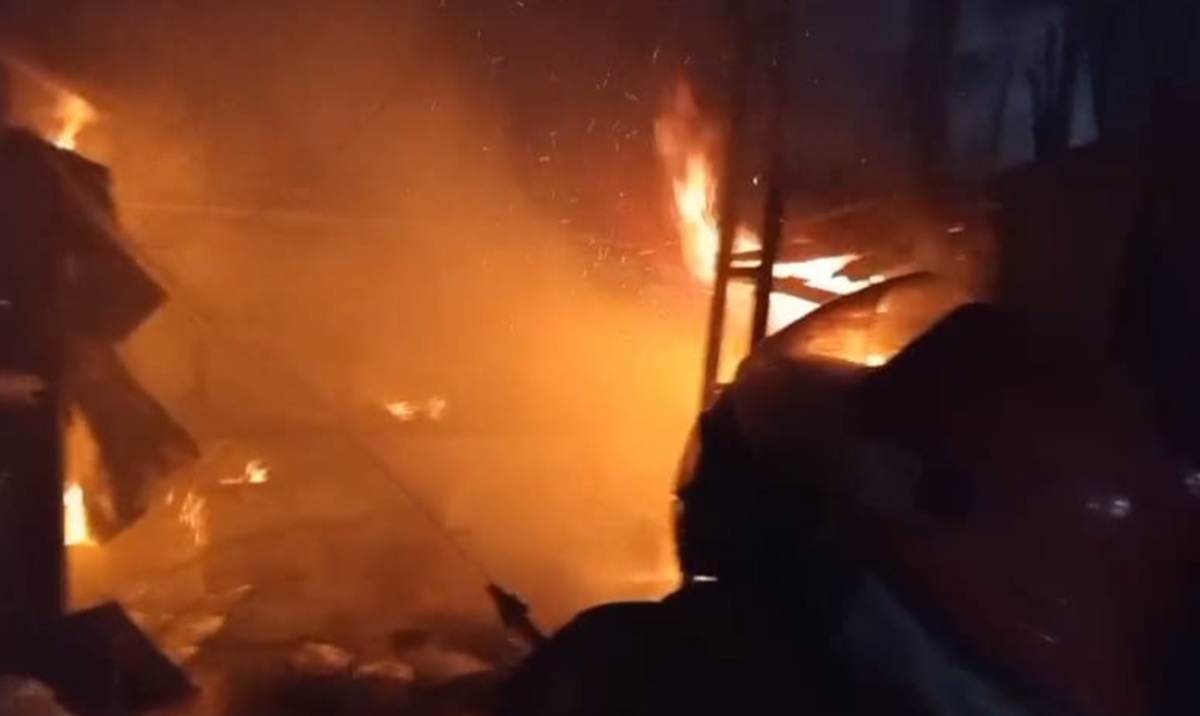 Kebakaran Toko Kue di Losari Cirebon, Api Membesar Diduga Akibat Korsleting Listrik