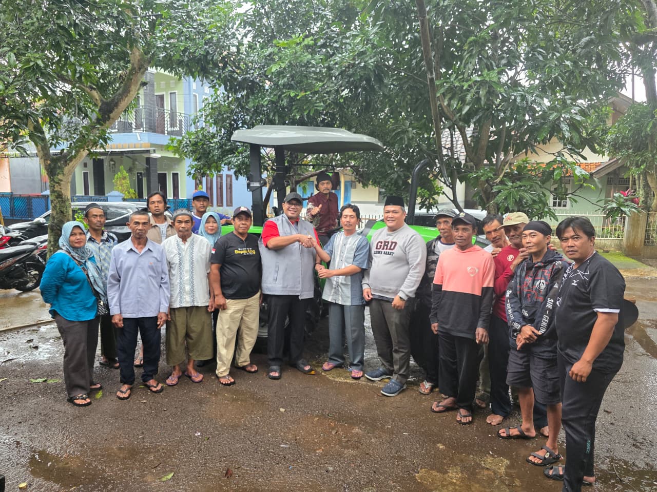 George Edwin Sugiharto Salurkan 5 Traktor Gratis untuk Petani Cirebon, Dukung Swasembada Pangan