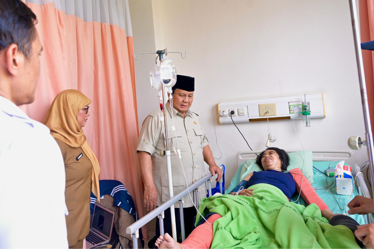 Prabowo Jenguk Korban Kecelakaan Kereta di Bekasi, Hal Ini Jadi Sorotan