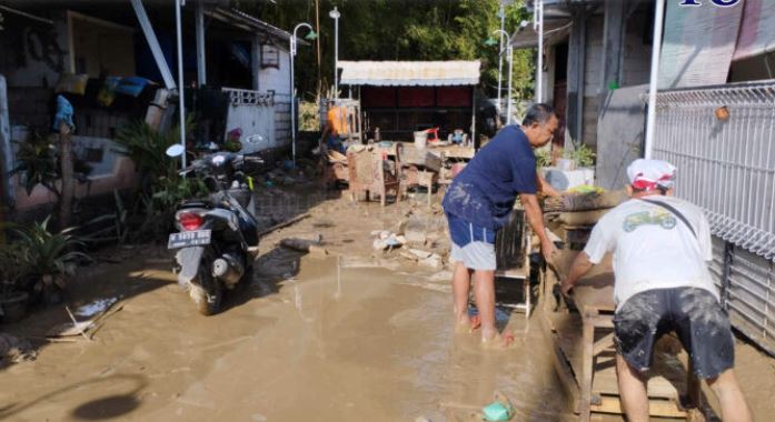 Banjir Badang, Warga Perumahan Arion Mas 6 Kebonbatur Berishkan Lumpur