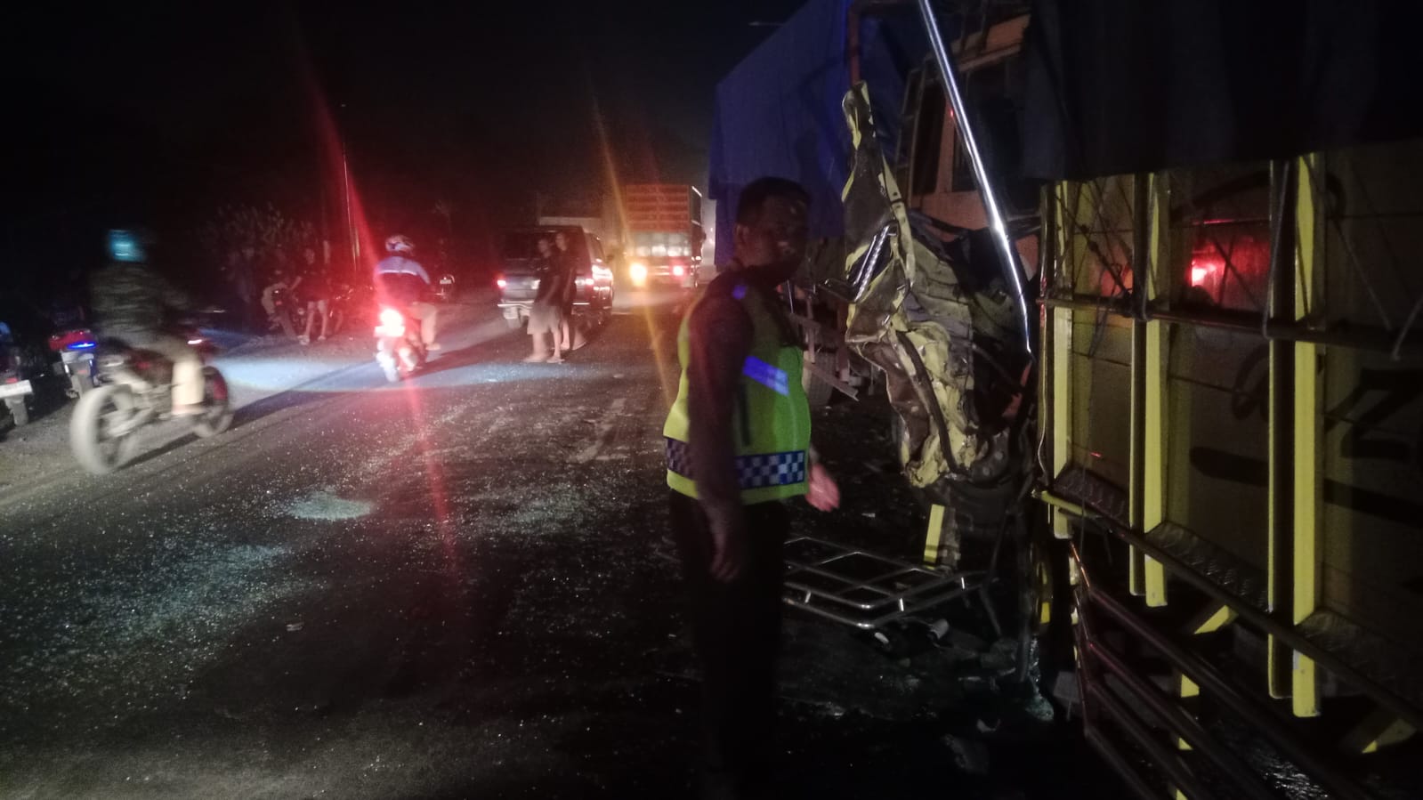 Truk Batu Bara Terlibat Kecelakaan Beruntun, Jalur Losari-Cirebon Macet Panjang