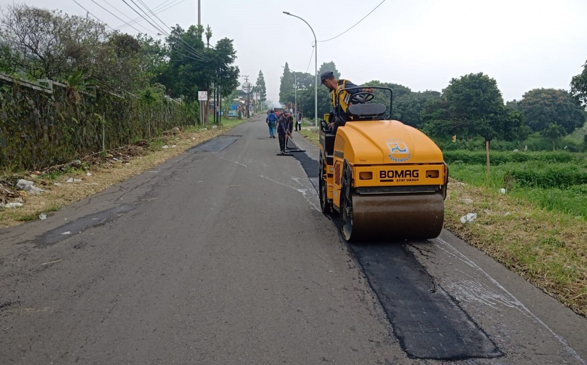 Masih Kurang, 60 Ton Hotmix untuk Perbaikan Jalan di Kuningan Jelang Nataru 2025