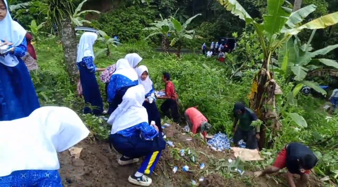 Berserakan di Pinggir Jalan Pasca Kecelakaan, Pelajar Berburu Susu MBG