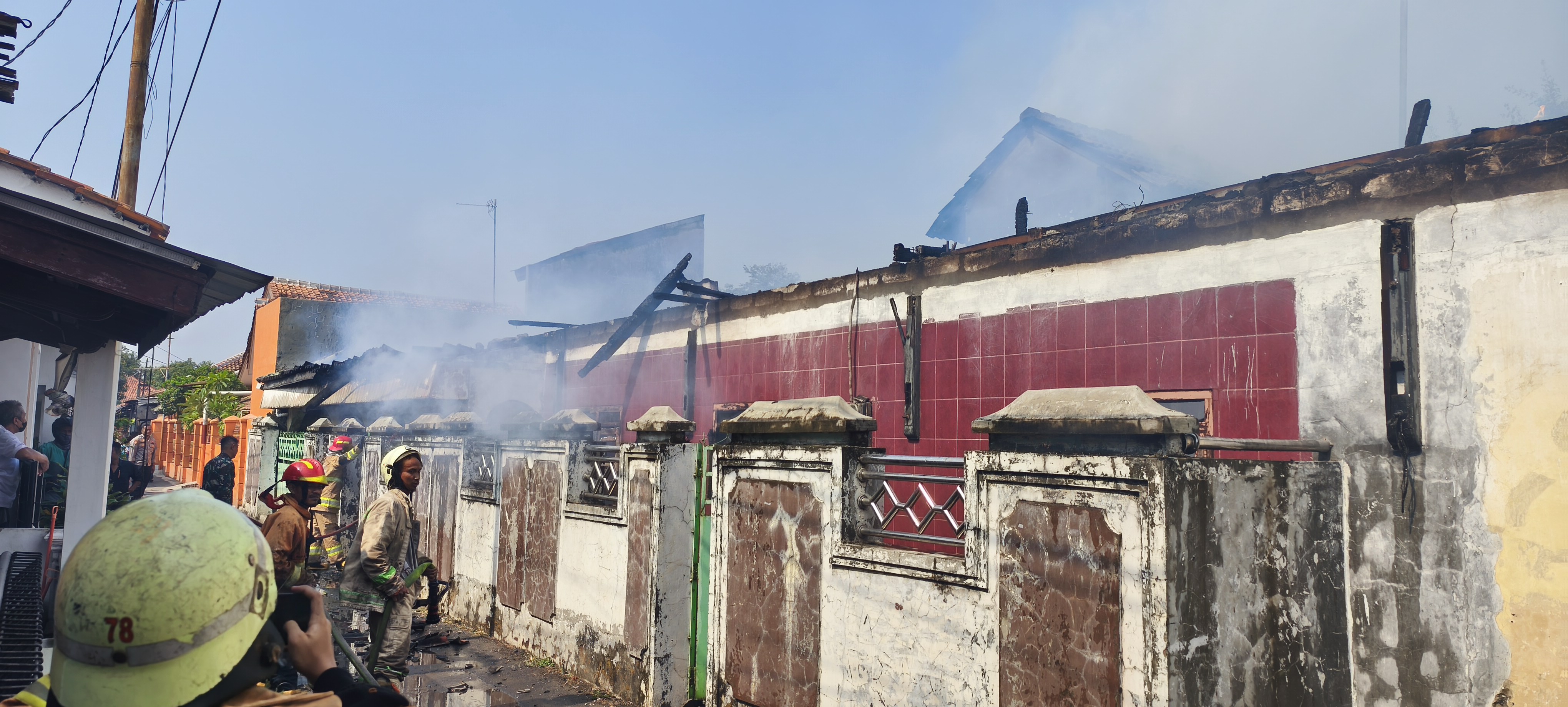 Kebakaran Mess Kosong Milik CSB di Pandansari Cirebon, Api Merembet ke Rumah Warga