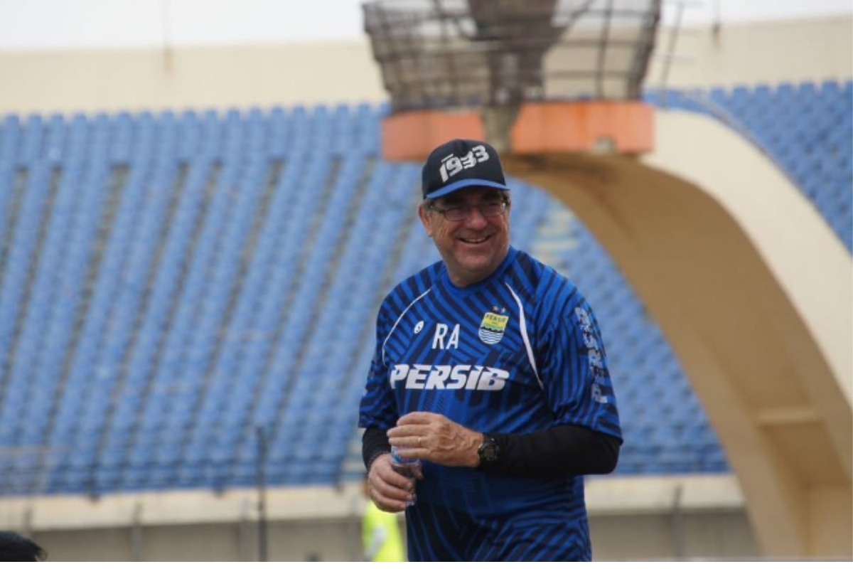 Kronologi Perkara Persib vs Robert Rene Albert hingga Kena Cekal FIFA di Bursa Transfer