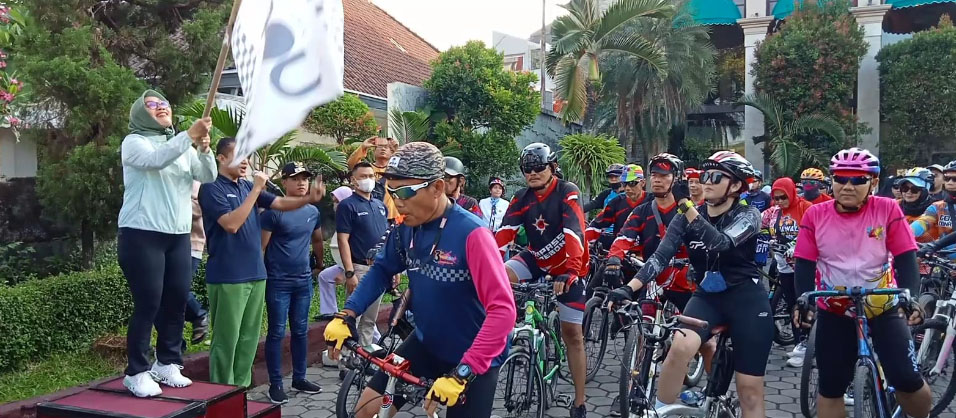 Ratusan Bikers Tempuh Lima Kilometer Fun Bike HUT Bentani Hotel