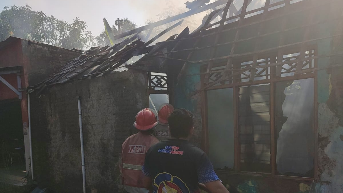 Charger Handphone Diduga Korslet, Rumah Warga Karangsembung Cirebon Ludes Terbakar
