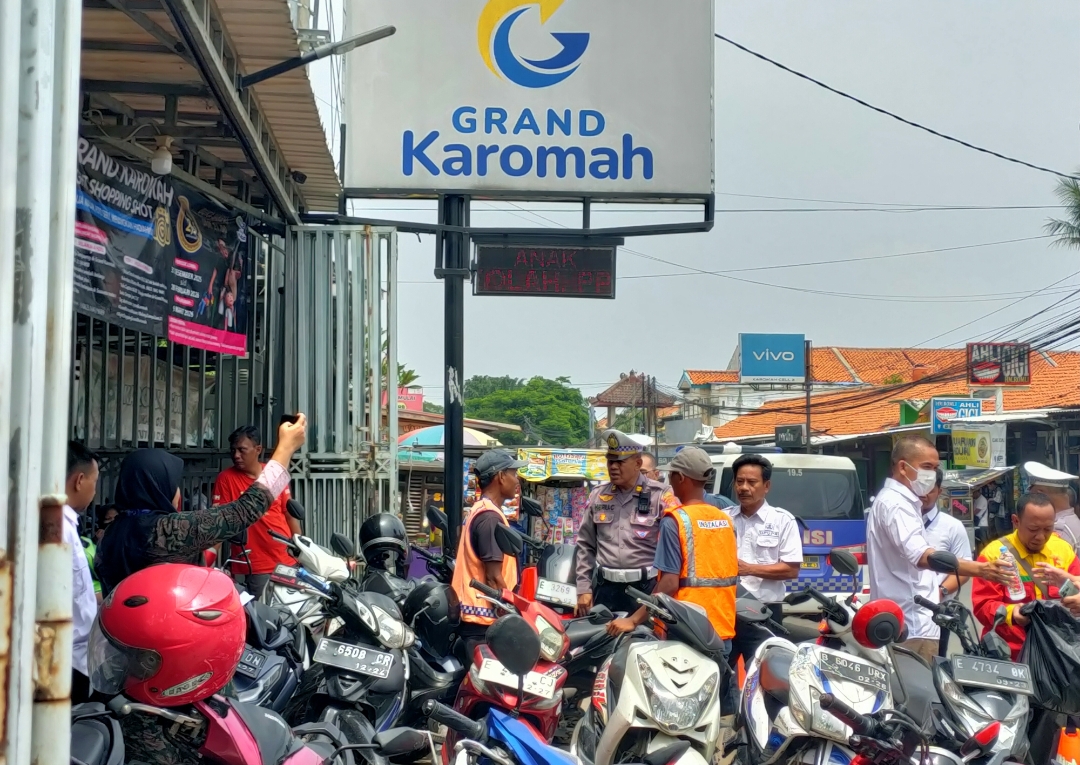 Macet di Depan Karomah Lemahabang, Dishub dan Polisi Turun Langsung! Ini Temuannya.. 