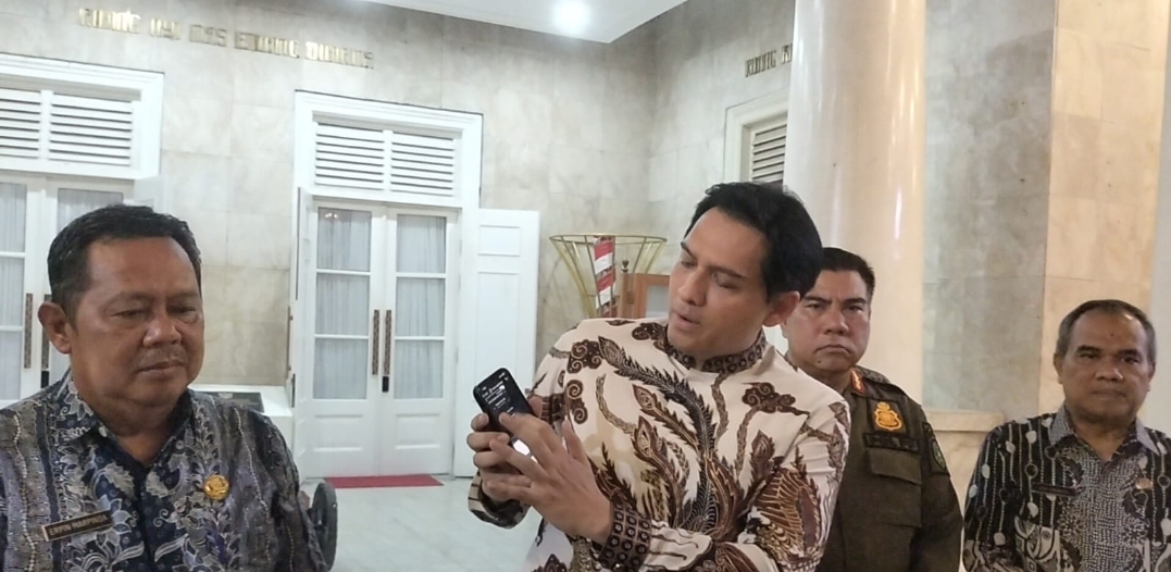 Aksi Demo Berujung Anarkis di Indramayu, Lucky Hakim: Fasilitas Umum Dirusak Harus Diganti!