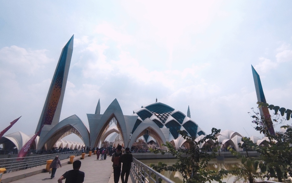 4 Tempat Wisata Dekat Stasiun Kereta Cepat Jakarta Bandung, Bisa Liburan PP, Masjid Al Jabbar Dekat