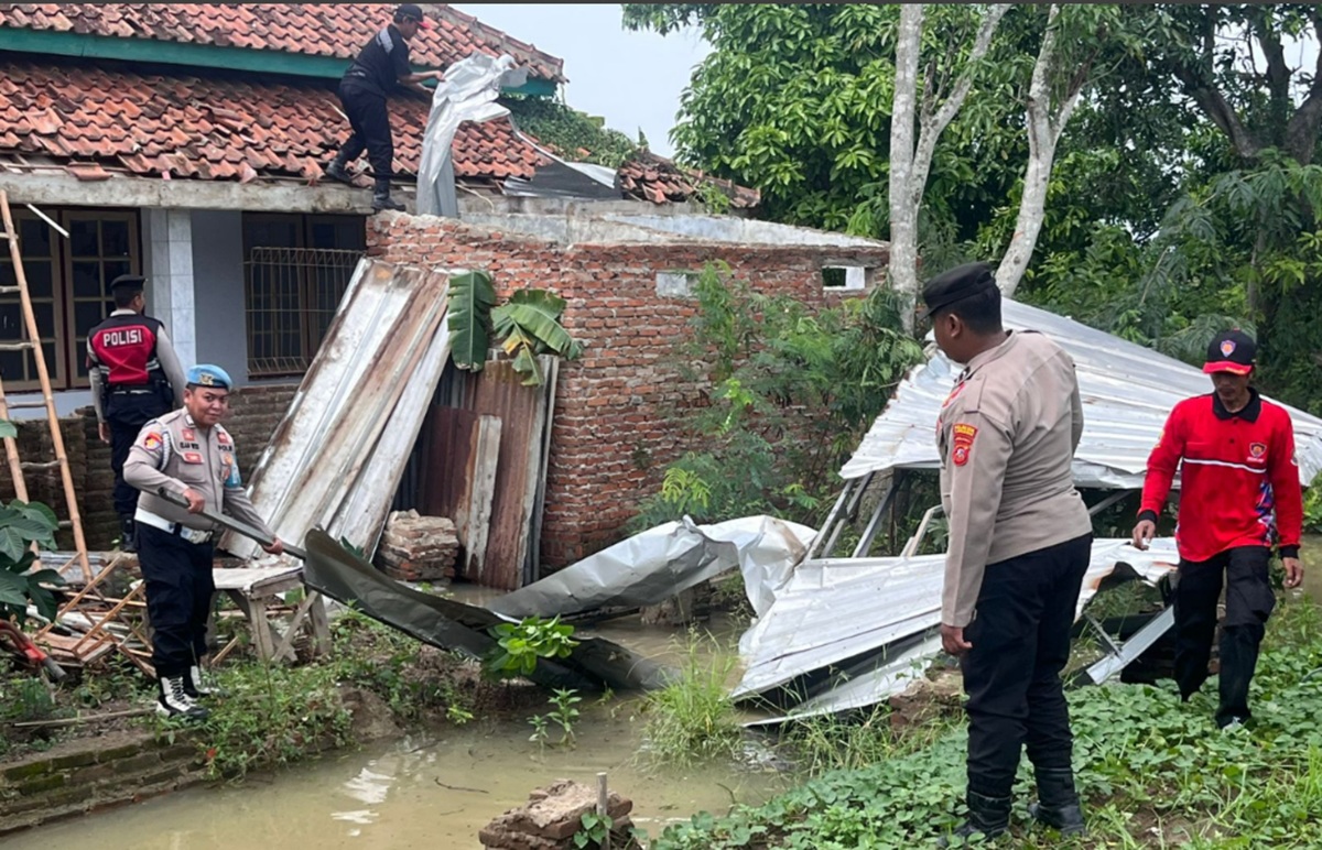 2 Kecamatan Diterjang Angin Puting Beliung, Polisi dan TNI Diterjunkan ke Lokasi
