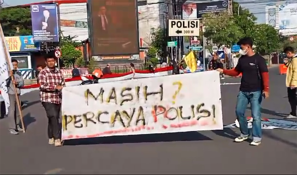 Demo di Jalan Siliwangi Cirebon, Mahasiswa Bentangkan Spanduk 'Masih Percaya Polisi?'