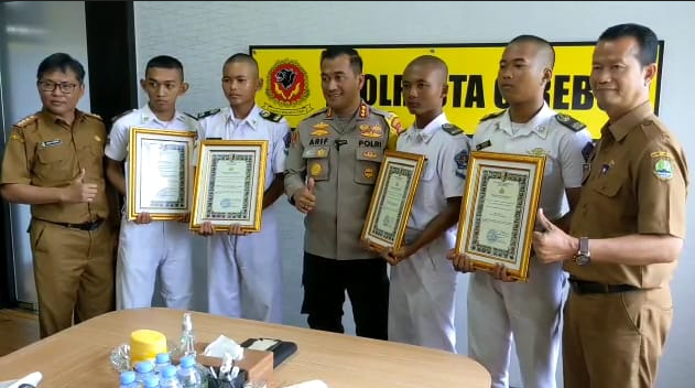 4 Siswa SMKN 1 Mundu Berhasil Menangkap Jambret, Diganjar Penghargaan dari Polresta Cirebon