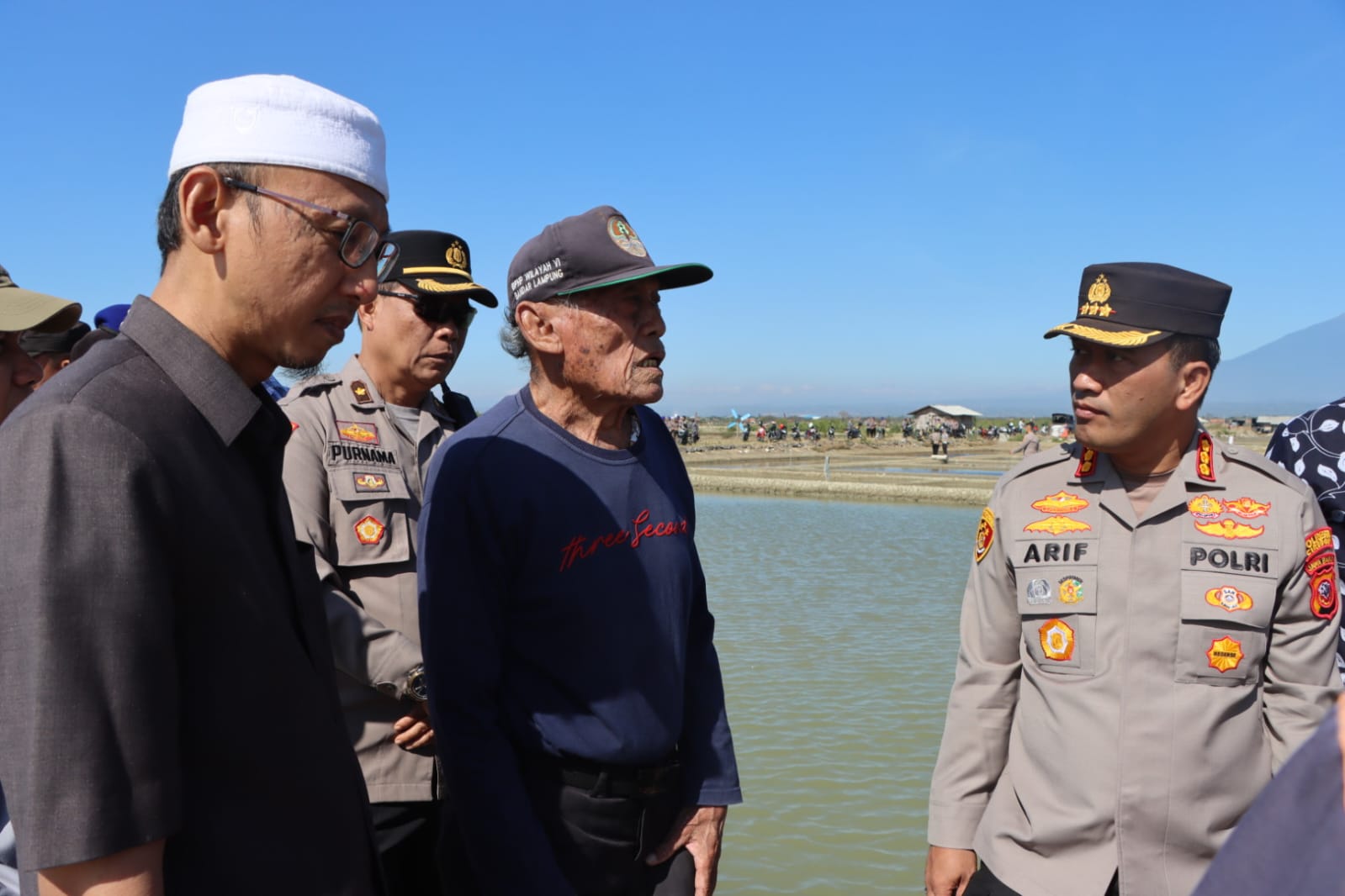 Polresta Cirebon Respon Cepat Tangani Tanggul Jebol Penyebab Banjir Rob di Desa Rawaurip