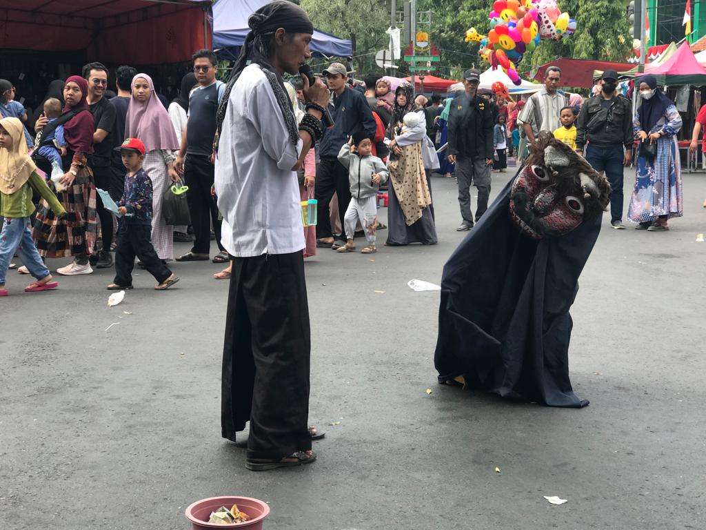 Kang Amok Lestarikan Kesenian Cirebon, Tampilkan Berokan di Car Free Day Sumber