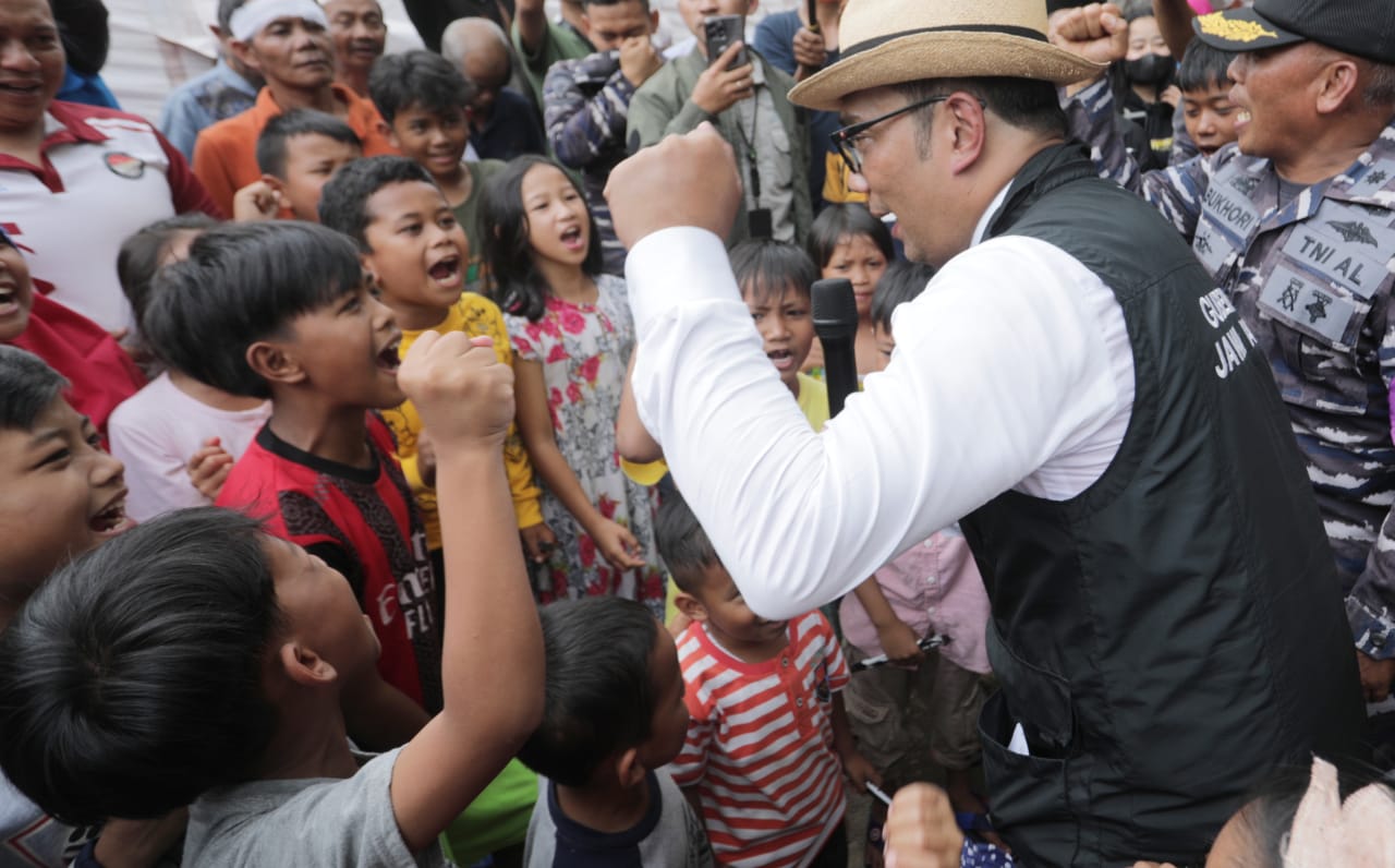 Gubernur Ridwan Kamil Hibur Anak-anak Terdampak Gempa Cianjur