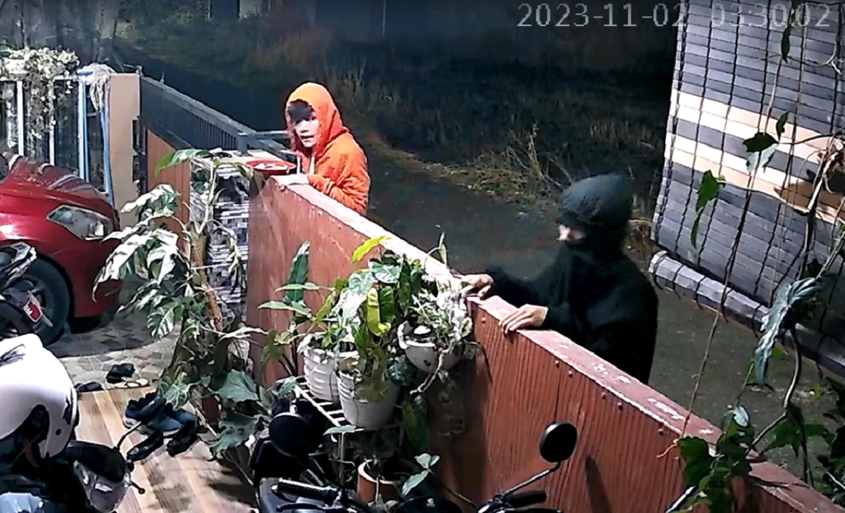 Ada yang Kenal? Pelaku Pencurian di Talun Cirebon Terekam CCTV, Curi Helm