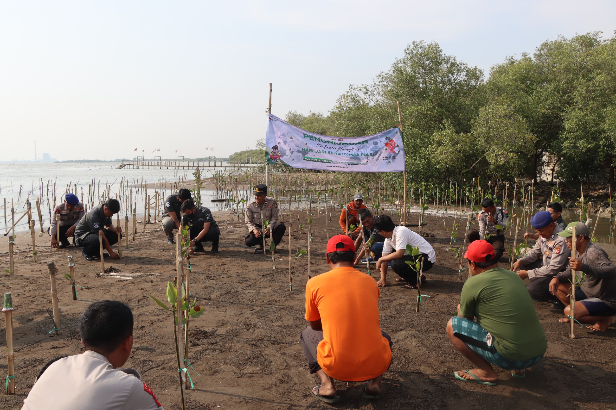 Lestarikan Kawasan Pesisir, Polres Cirebon Kota Tanam Pohon Mangrove