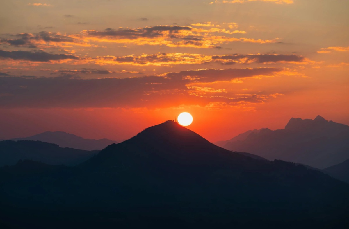 Wisata Hidden Gem di Karawang, Menjelajahi Keindahan Gunung Sanggabuana