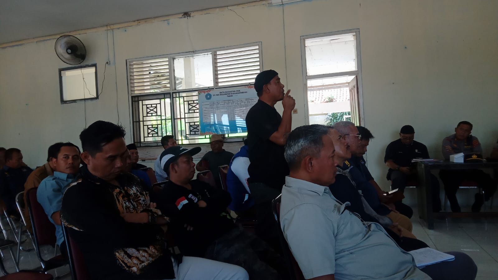 Audiensi Panas di Karangsembung, Warga Minta Bukti Nyata Perbaikan Jalan dan Sampah