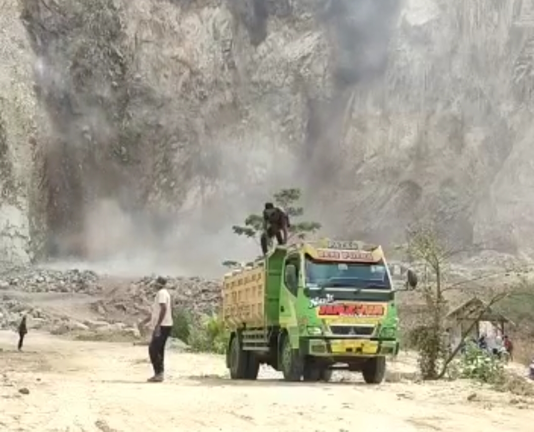 DETIK-DETIK Longsor di Gunung Kuda Cirebon, Pekerja Panik Berhamburan